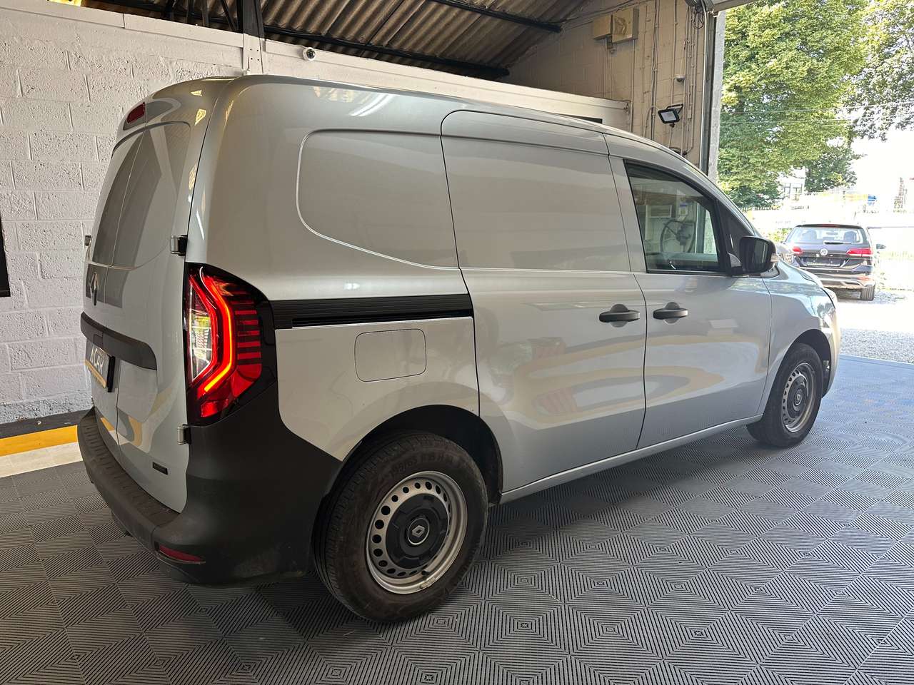 https://alternativecar.be/wp-content/uploads/2024/08/renault-kangoo-e-tech-45-kwh-authentic-r11-garantie-06-2025-67006-3.jpg