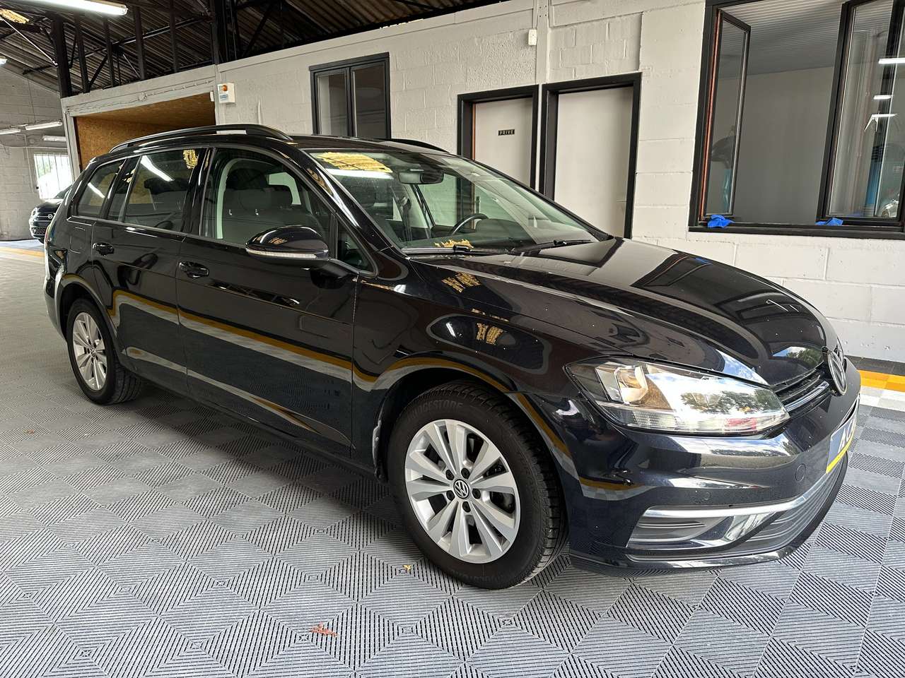 https://alternativecar.be/wp-content/uploads/2024/08/volkswagen-golf-variant-1-0-tsi-comfortline-opf-garantie-12m-31646-2.jpg