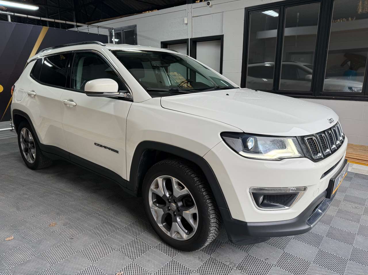 https://alternativecar.be/wp-content/uploads/2024/11/jeep-compass-1-4-turbo-4x2-limited-garantie-12m-103887-2.jpg