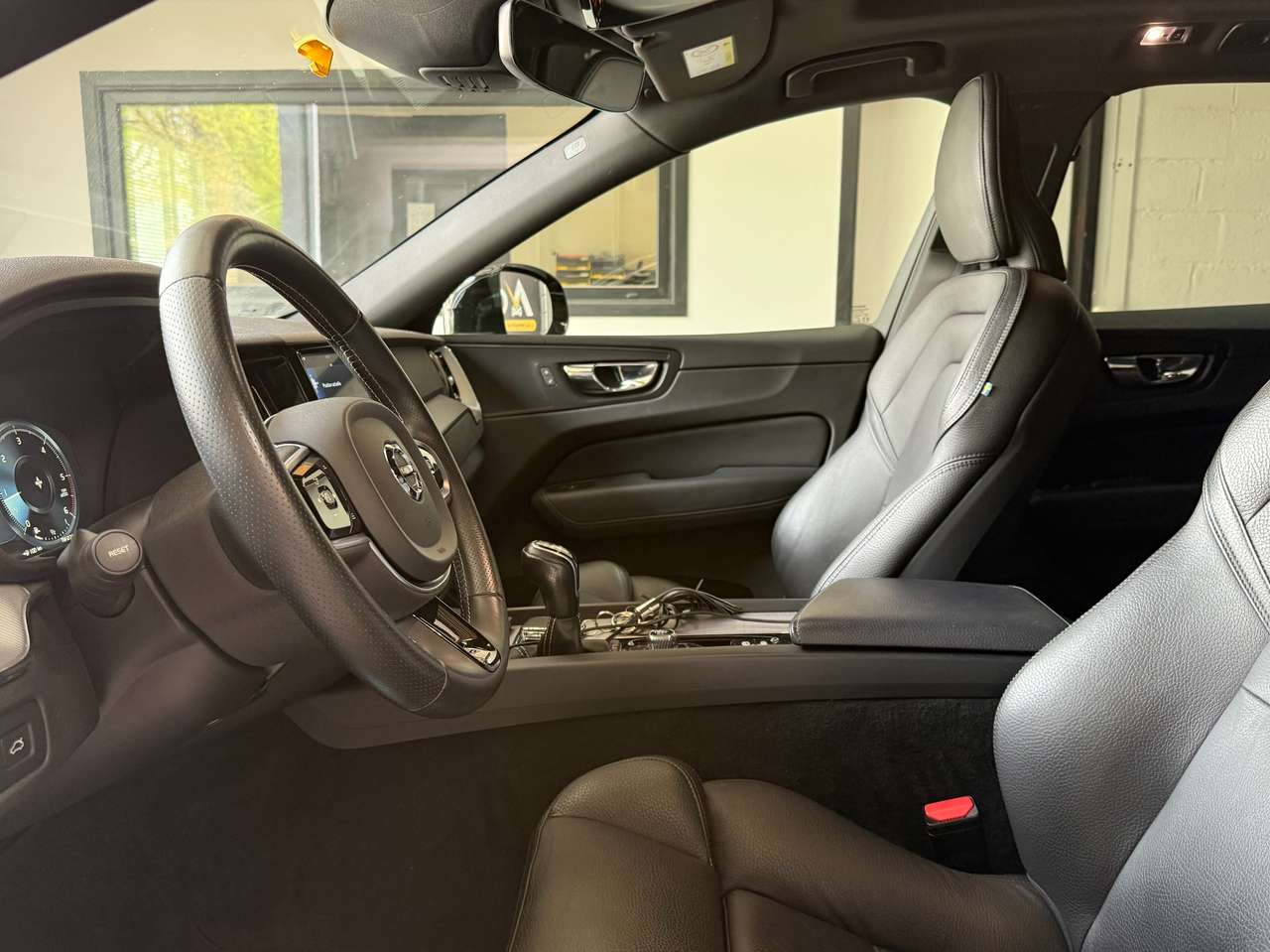 https://alternativecar.be/wp-content/uploads/2025/04/volvo-xc60-2-0-d3-r-design-garantie-12m-105048-6.jpg