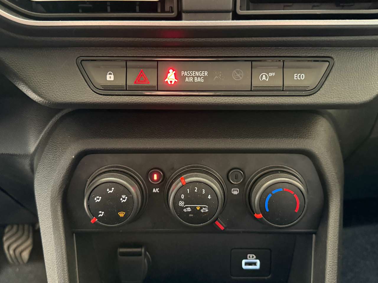 https://alternativecar.be/wp-content/uploads/2025/05/dacia-sandero-1-0-tce-expression-garantie-05-2027-dacia-105353-14.jpg