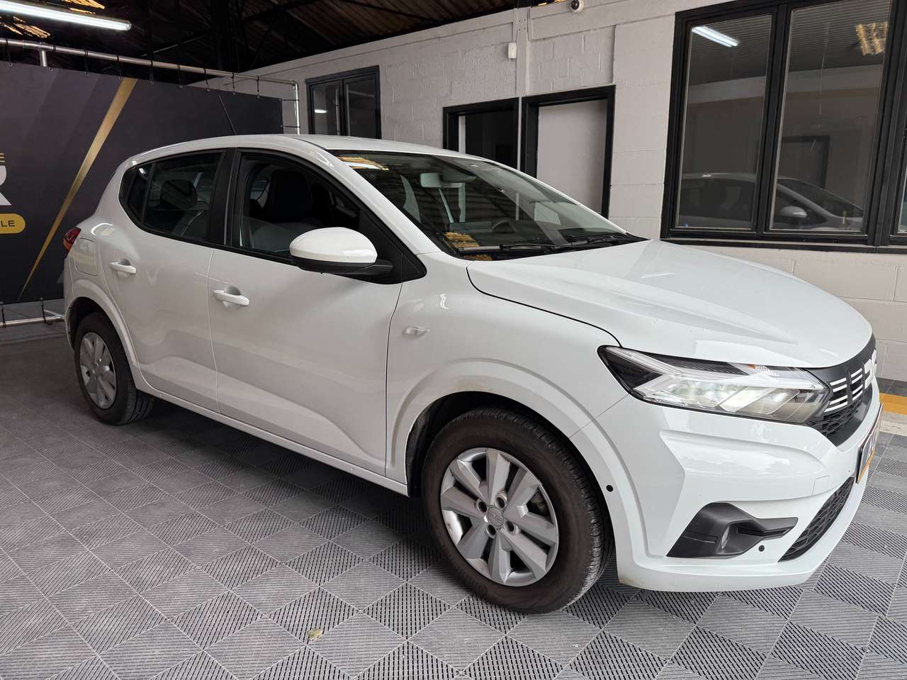 https://alternativecar.be/wp-content/uploads/2025/05/dacia-sandero-1-0-tce-expression-garantie-05-2027-dacia-105353-2.jpg