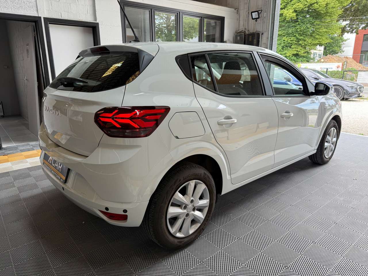 https://alternativecar.be/wp-content/uploads/2025/05/dacia-sandero-1-0-tce-expression-garantie-05-2027-dacia-105353-3.jpg