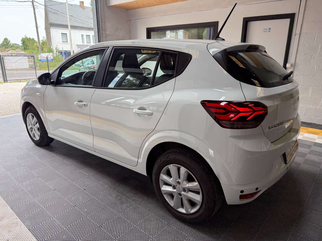 https://alternativecar.be/wp-content/uploads/2025/05/dacia-sandero-1-0-tce-expression-garantie-05-2027-dacia-105353-5.jpg