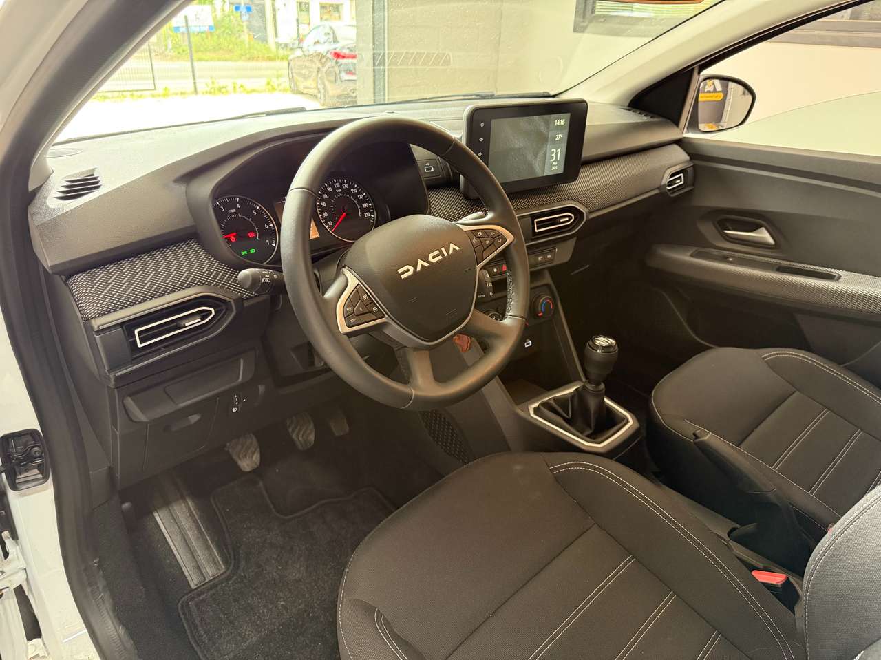 https://alternativecar.be/wp-content/uploads/2025/05/dacia-sandero-1-0-tce-expression-garantie-05-2027-dacia-105353-7.jpg