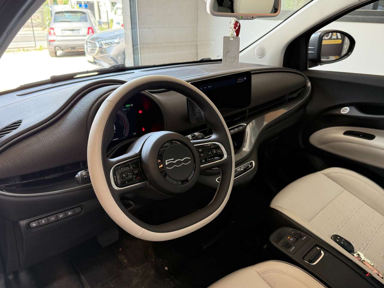 https://alternativecar.be/wp-content/uploads/2025/05/fiat-500-e-500-42-kwh-la-prima-by-bocelli-garantie-12m-105160-8.jpg