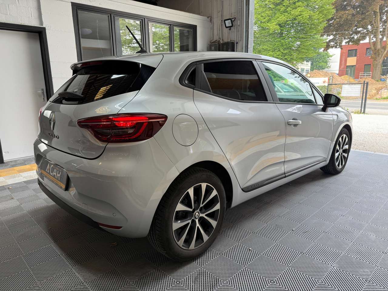 https://alternativecar.be/wp-content/uploads/2025/05/renault-clio-1-0-tce-equilibre-gpf-garantie-12m-105080-3.jpg