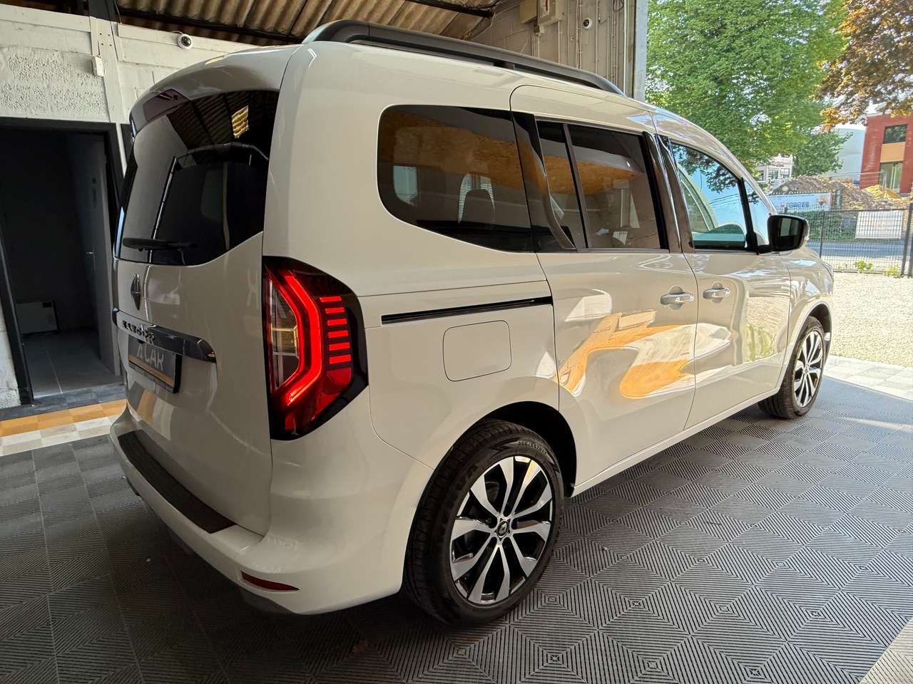 https://alternativecar.be/wp-content/uploads/2025/05/renault-kangoo-1-3-tce-techno-garantie-renault-10-2027-105128-3.jpg