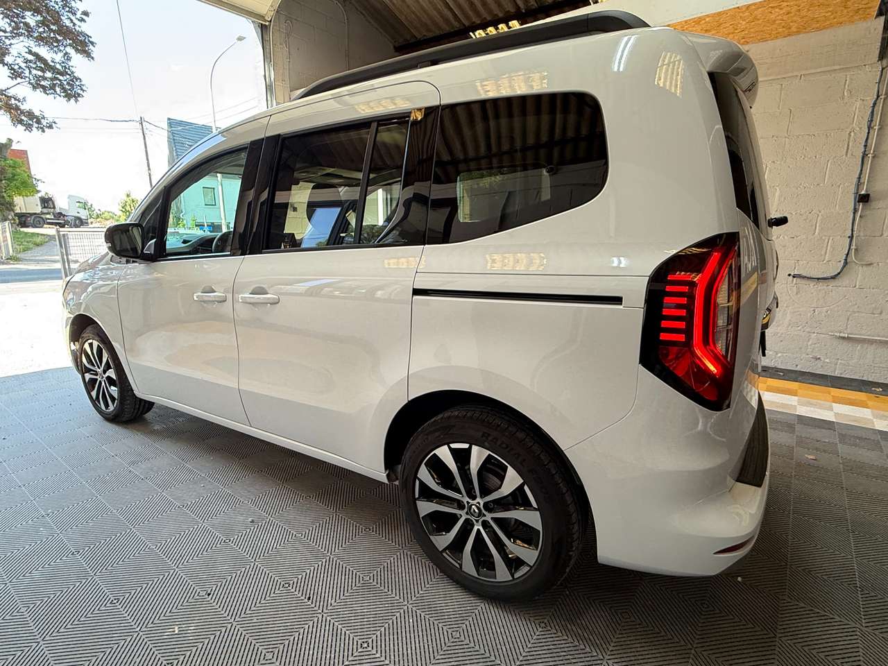 https://alternativecar.be/wp-content/uploads/2025/05/renault-kangoo-1-3-tce-techno-garantie-renault-10-2027-105128-5.jpg