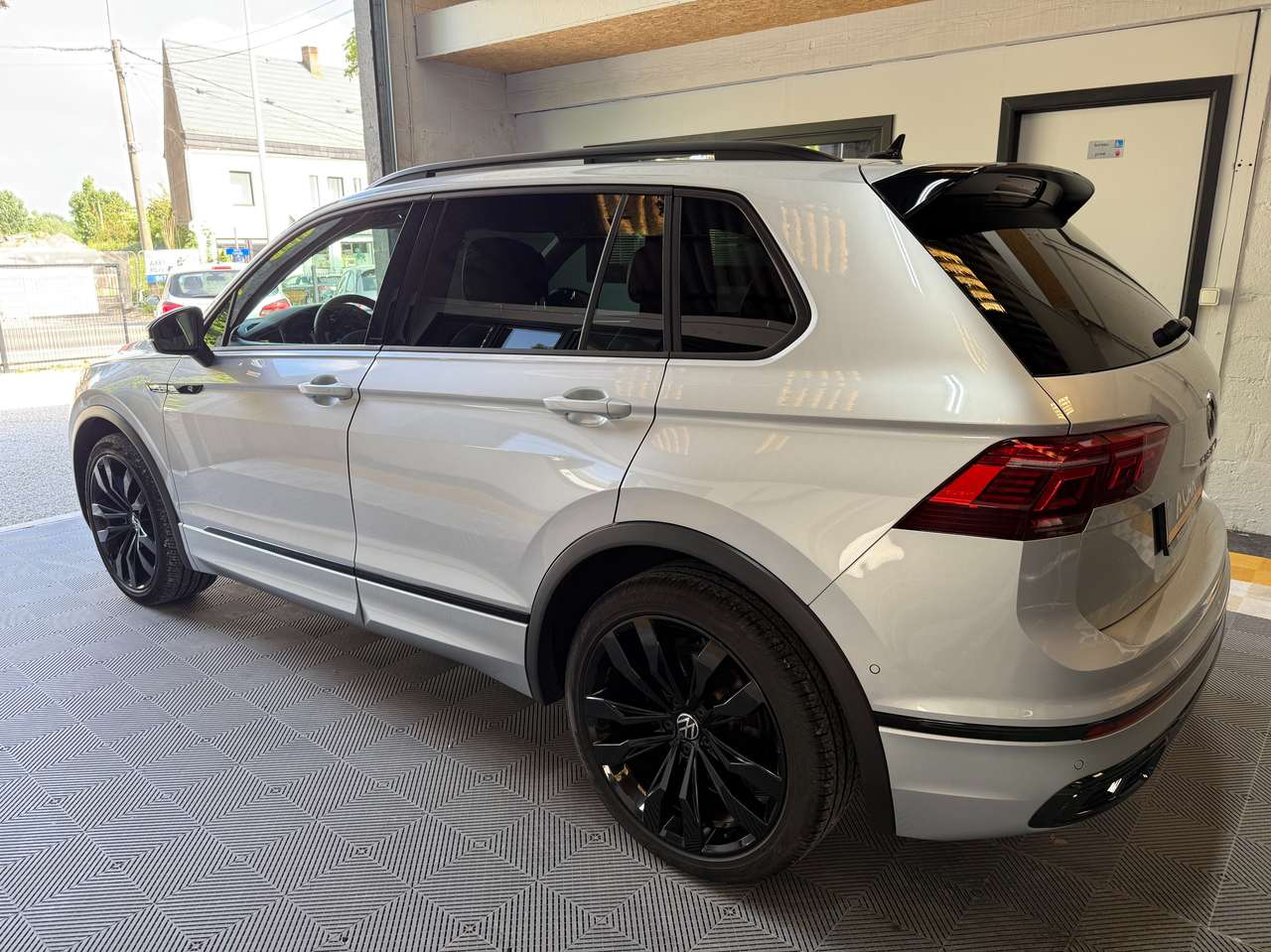 https://alternativecar.be/wp-content/uploads/2025/05/volkswagen-tiguan-2-0-tdi-scr-r-line-dsg-garantie-12m-105240-5.jpg