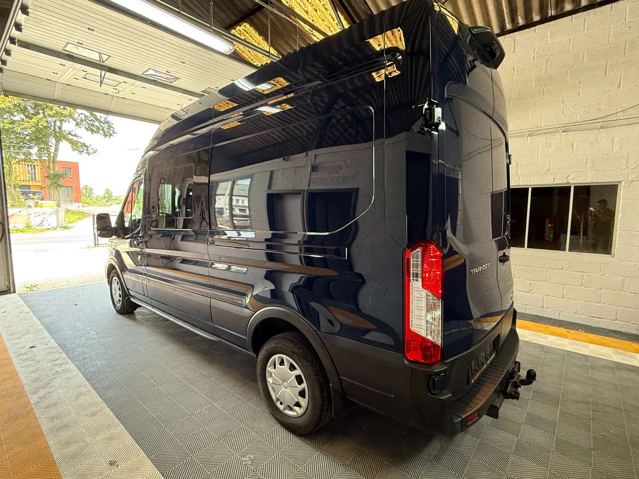 https://alternativecar.be/wp-content/uploads/2025/06/ford-transit-2-0-tdci-l3-2t-trend-double-cabine-garantie-ford-105482-5.jpg