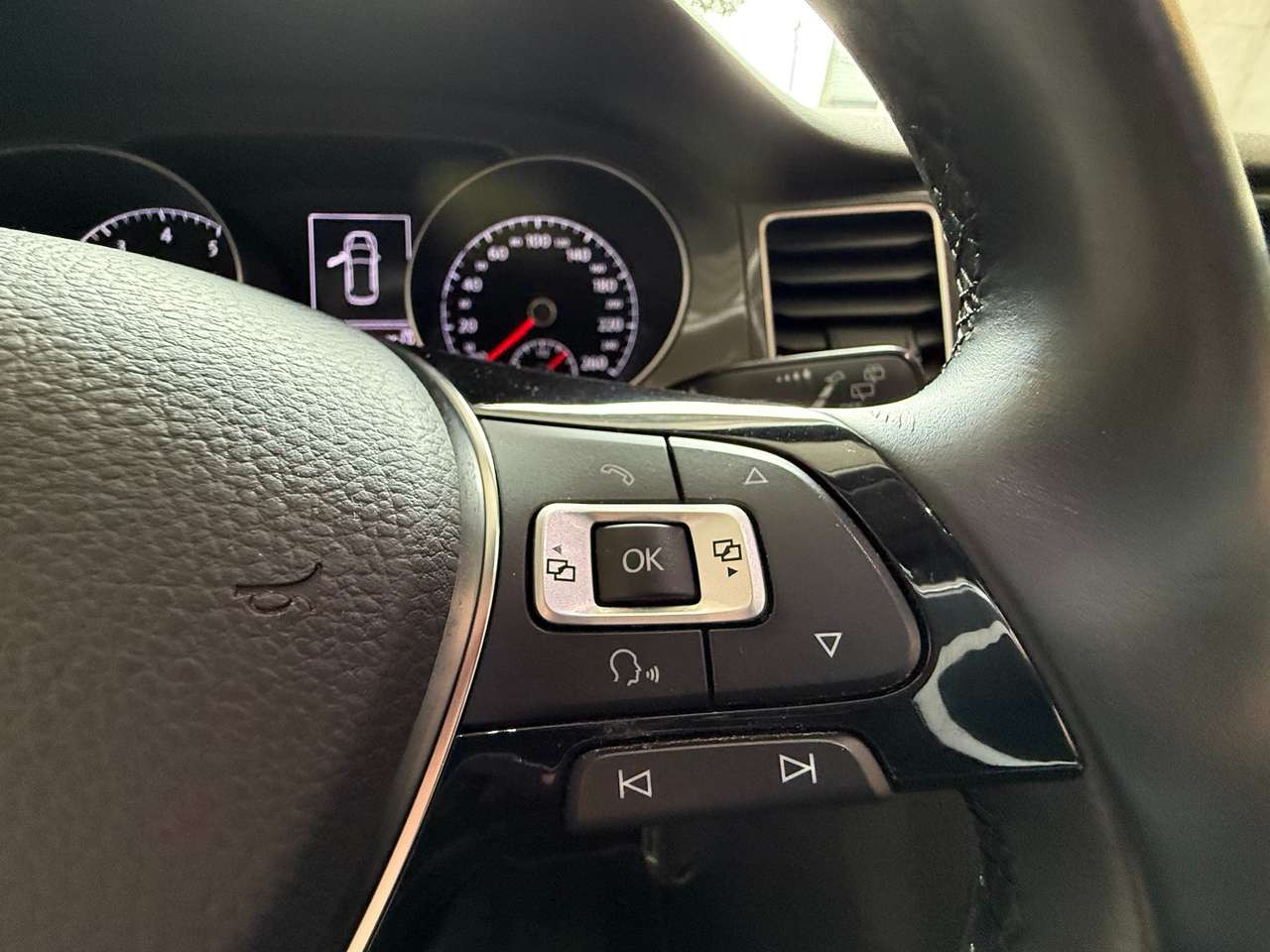 https://alternativecar.be/wp-content/uploads/2025/06/volkswagen-golf-sportsvan-1-5-tsi-act-join-opf-garantie-12m-105628-12.jpg