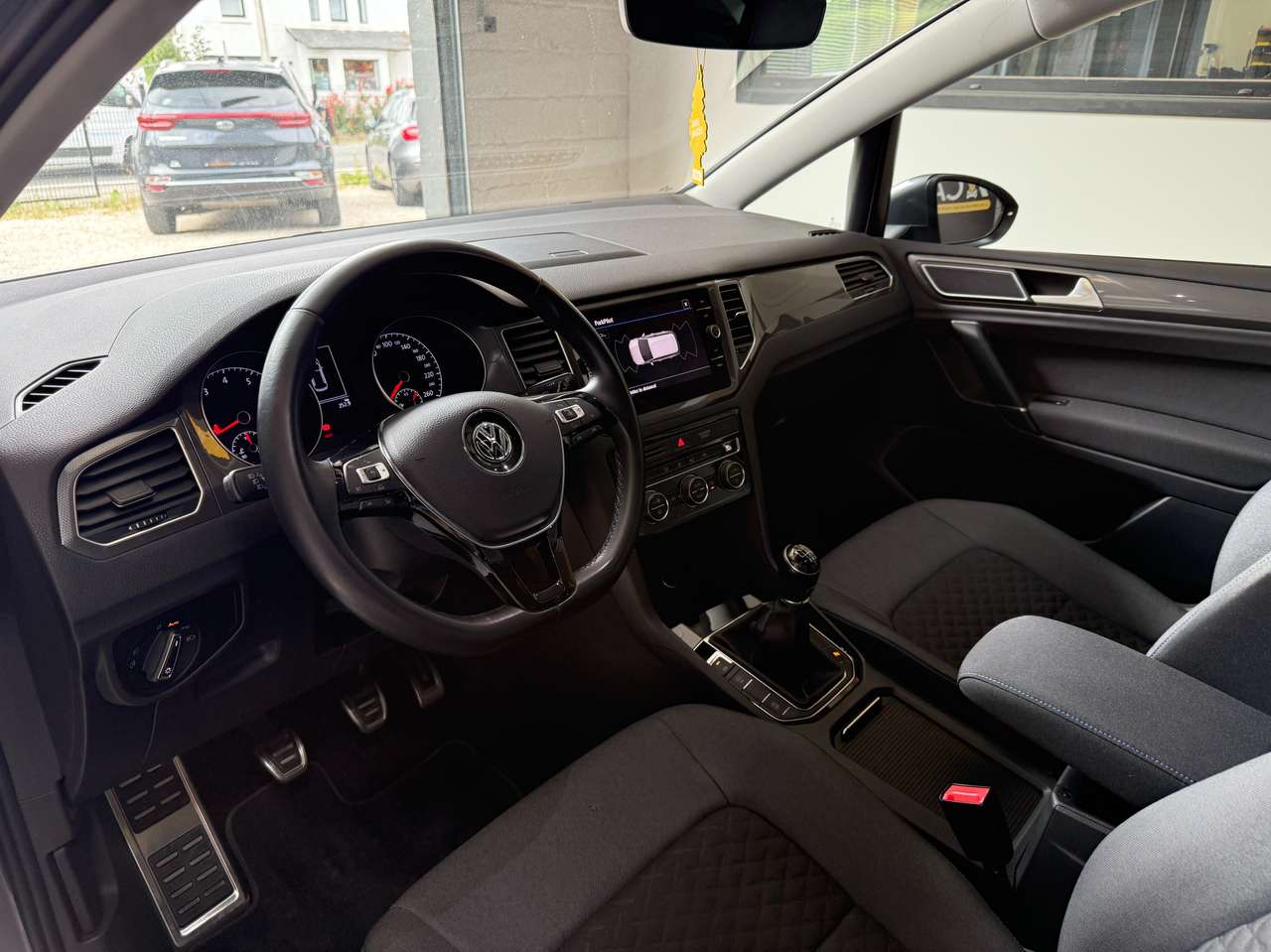 https://alternativecar.be/wp-content/uploads/2025/06/volkswagen-golf-sportsvan-1-5-tsi-act-join-opf-garantie-12m-105628-8.jpg