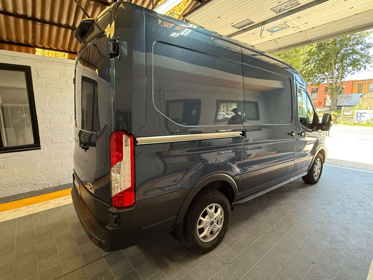 https://alternativecar.be/wp-content/uploads/2025/07/ford-transit-2-0-tdci-l2h2-limited-garantie-12m-105660-3.jpg