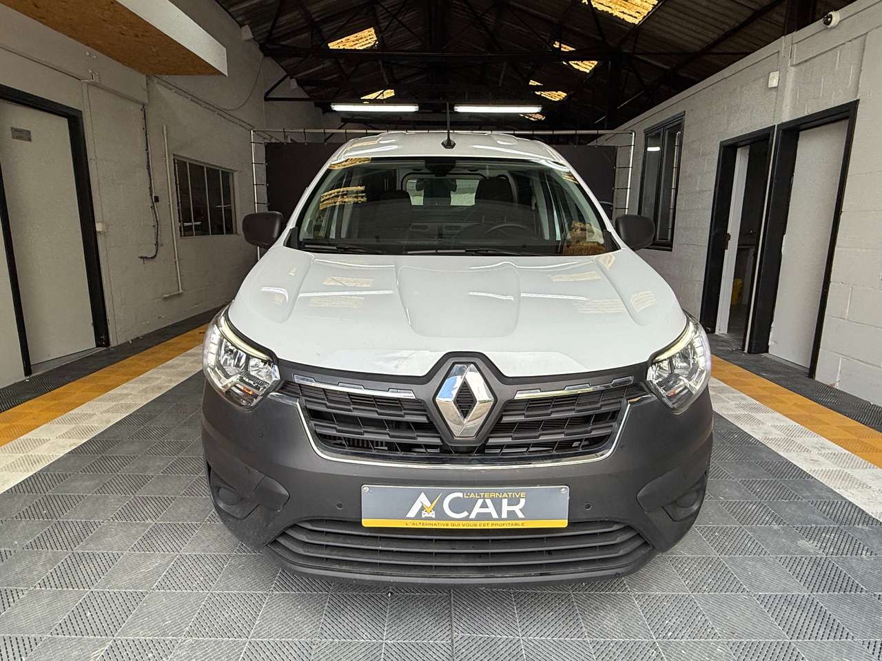 https://alternativecar.be/wp-content/uploads/2025/07/renault-express-express-1-3-tce-confort-s-s-garantie-renault-105742-1.jpg