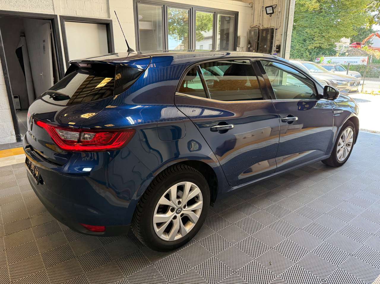 https://alternativecar.be/wp-content/uploads/2025/07/renault-megane-1-33-tce-limited-garantie-12m-105644-3.jpg