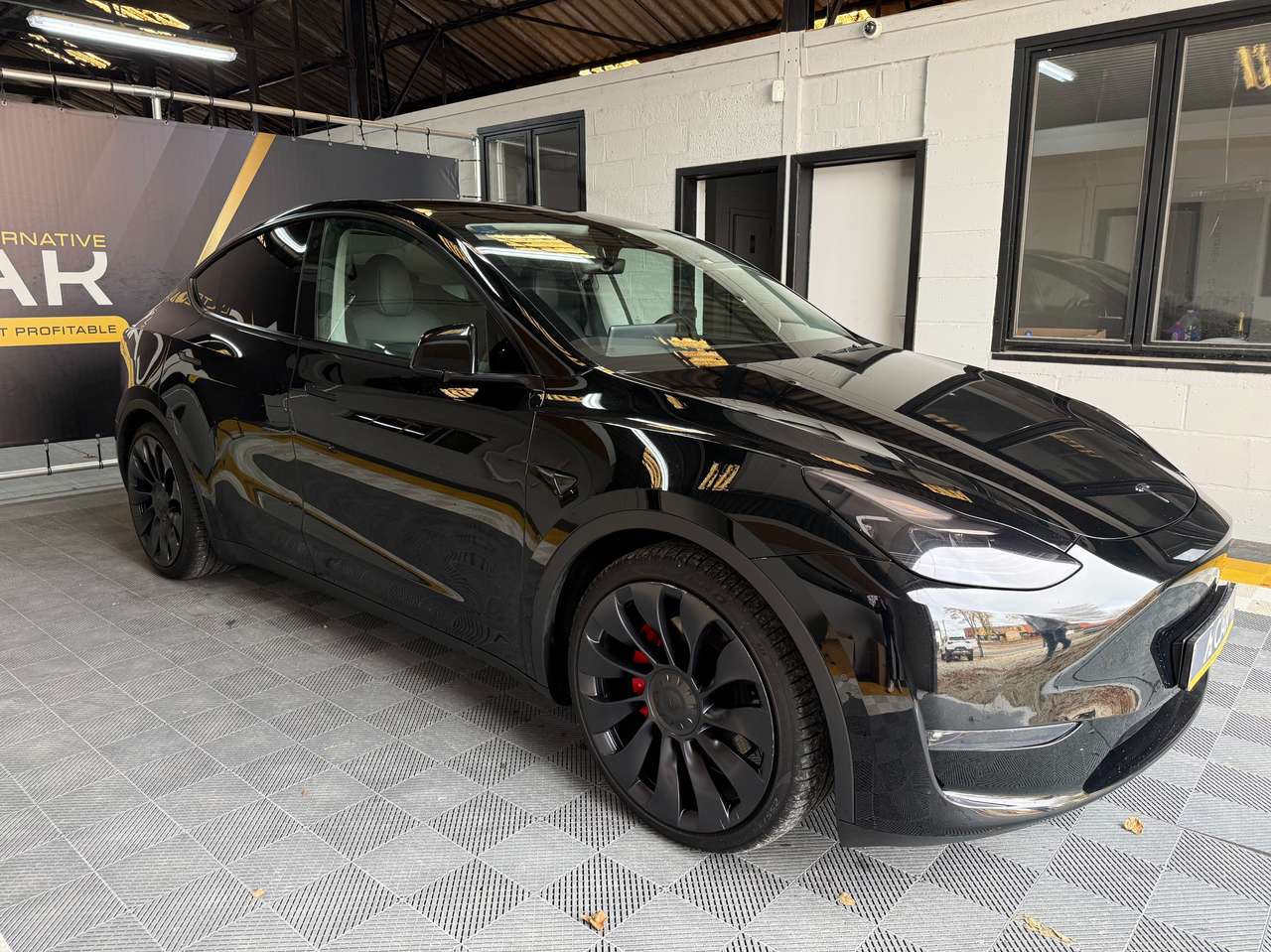 https://alternativecar.be/wp-content/uploads/2025/10/tesla-model-y-72-5-kwh-dual-motor-performance-garantie-tesla-106374-2.jpg