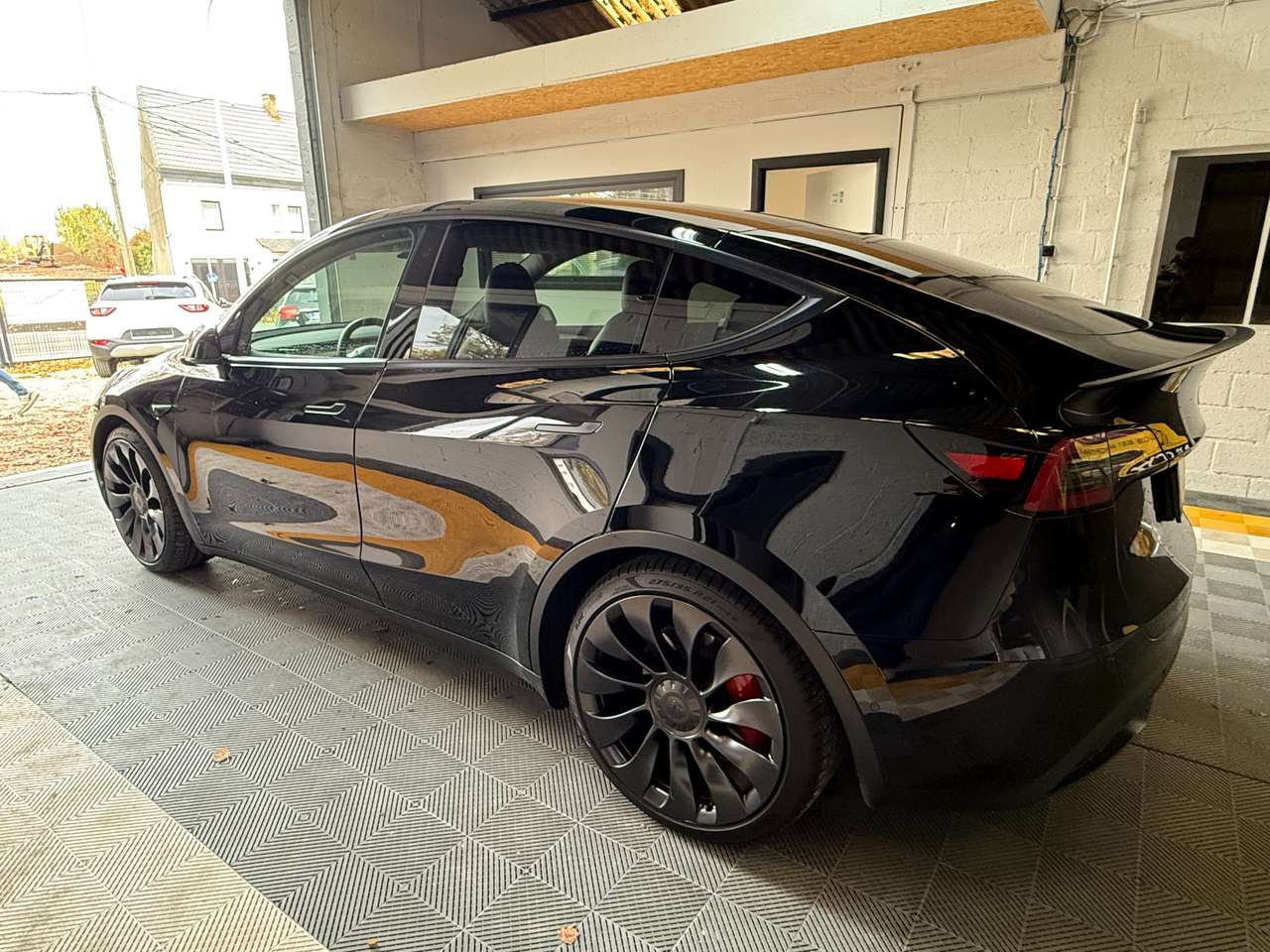 https://alternativecar.be/wp-content/uploads/2025/10/tesla-model-y-72-5-kwh-dual-motor-performance-garantie-tesla-106374-5.jpg