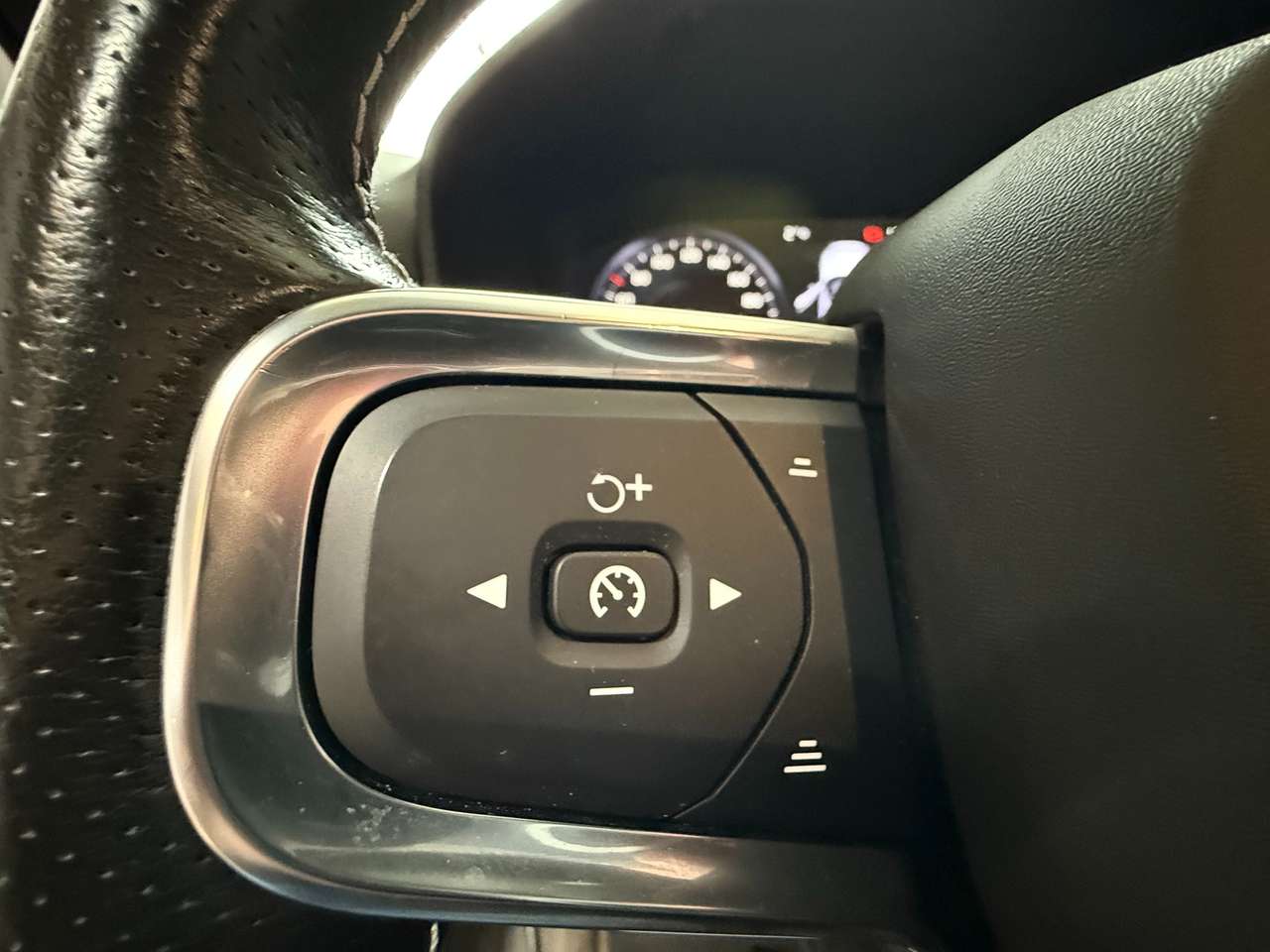 Volvo XC40  1.5 T4 PHEV R-Design – GARANTIE 12M